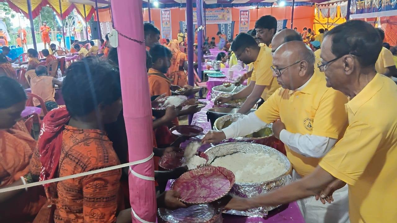 कांवड़ियों की सेवा करते विधायक कांवड़ियों की सेवा करते विधायक