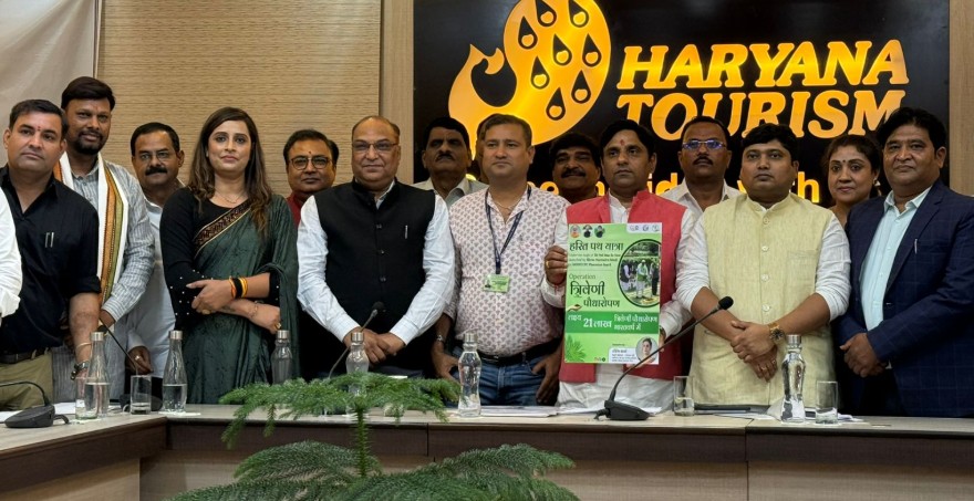 सूरजकुंड में पर्यावरण,वन एवं जलवायु परिवर्तन संवर्धन परिषद इकाई की राष्ट्रीय बैठक एवं प्रशिक्षण का कार्यक्रम 'मंथन 2025' के समापन सत्र में सामूहिक चित्र में प्रदेश प्रतिनिधियों के साथ राष्ट्रीय चेयरमैन राहुल द्विवेदी हाथ में पत्रिका लिए हुए। सूरजकुंड में पर्यावरण,वन एवं जलवायु परिवर्तन संवर्धन परिषद इकाई की राष्ट्रीय बैठक एवं प्रशिक्षण का कार्यक्रम 'मंथन 2025' के समापन सत्र में सामूहिक चित्र में प्रदेश प्रतिनिधियों के साथ राष्ट्रीय चेयरमैन राहुल द्विवेदी हाथ में पत्रिका लिए हुए।