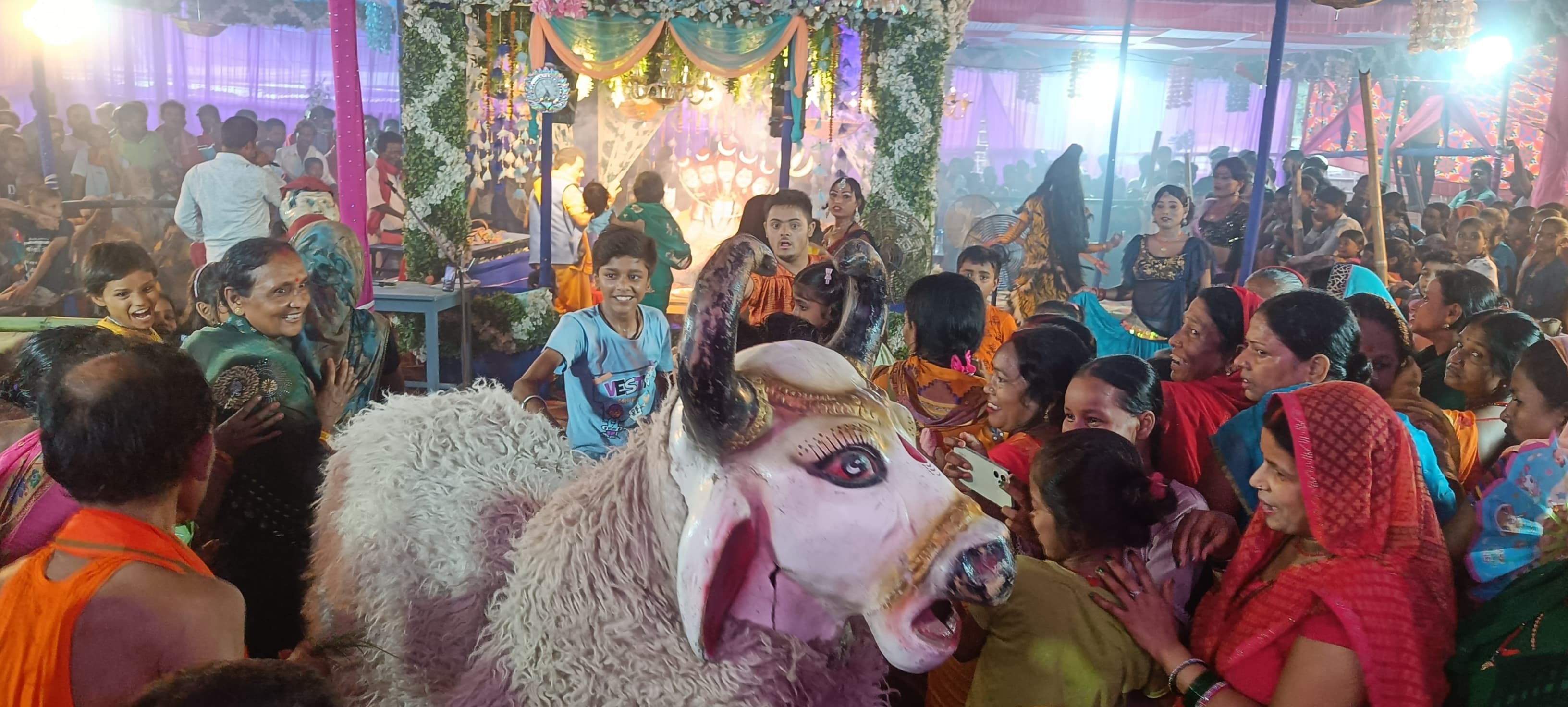 अररिया फोटो:संकीर्तन समापन पर श्रद्धालुओं की भीड़ अररिया फोटो:संकीर्तन समापन पर श्रद्धालुओं की भीड़