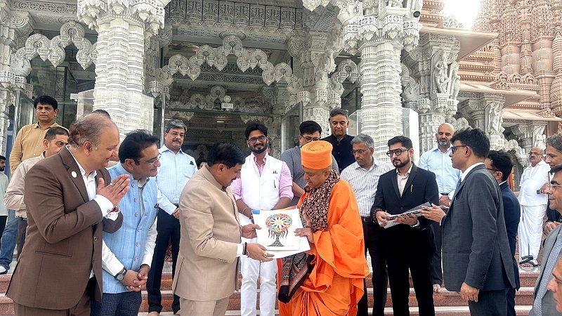 मुख्यमंत्री डॉ. यादव ने बीएपीएस हिन्दू मंदिर में किये दर्शन मुख्यमंत्री डॉ. यादव ने बीएपीएस हिन्दू मंदिर में किये दर्शन