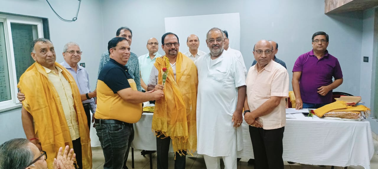 सम्मानित करते मारवाड़ी सम्मेलन के सदस्यगण सम्मानित करते मारवाड़ी सम्मेलन के सदस्यगण