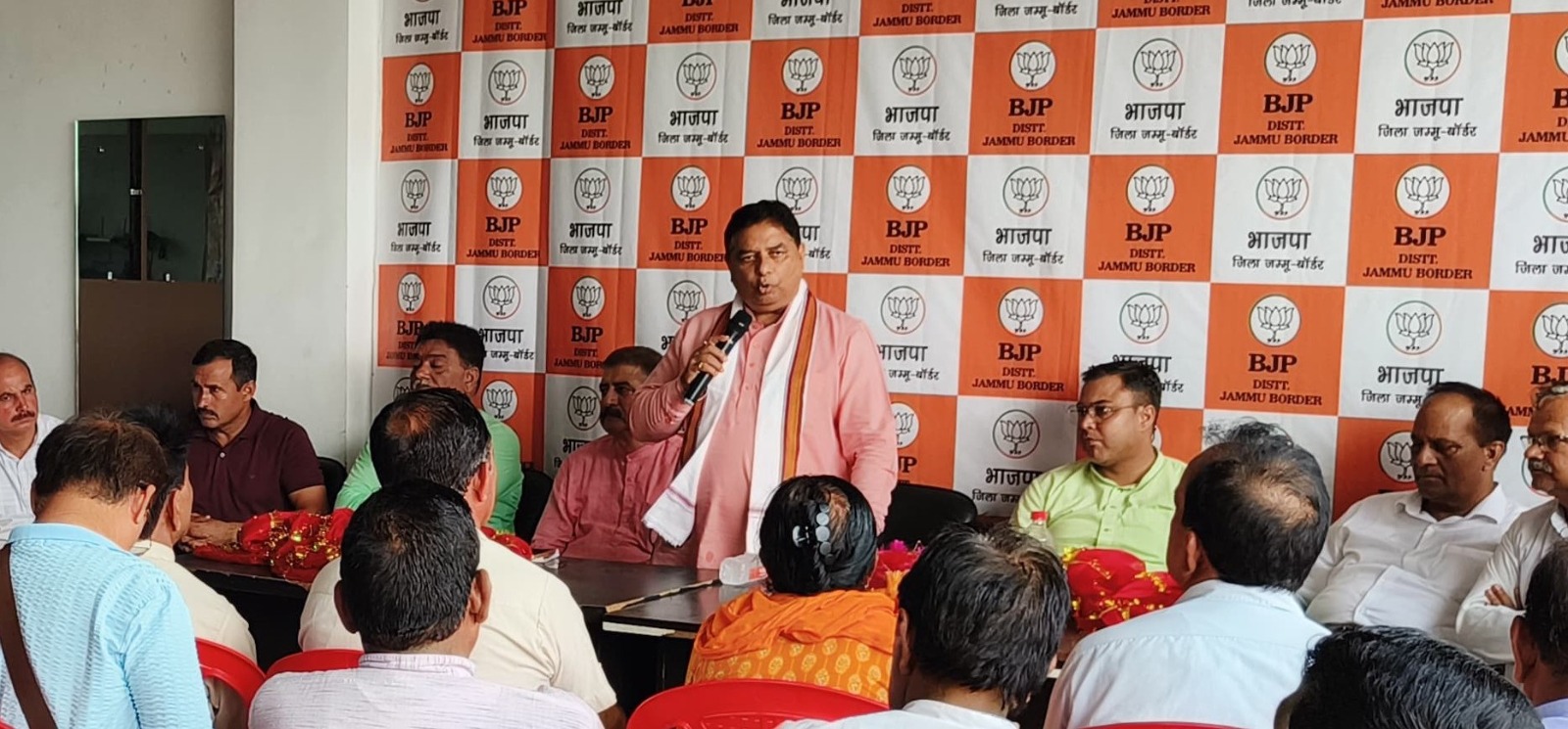 सत शर्मा ने जम्मू सीमावर्ती ज़िला बैठक में भाजपा कार्यकर्ताओं से बूथ संरचना को मज़बूत करने का आह्वान किया सत शर्मा ने जम्मू सीमावर्ती ज़िला बैठक में भाजपा कार्यकर्ताओं से बूथ संरचना को मज़बूत करने का आह्वान किया