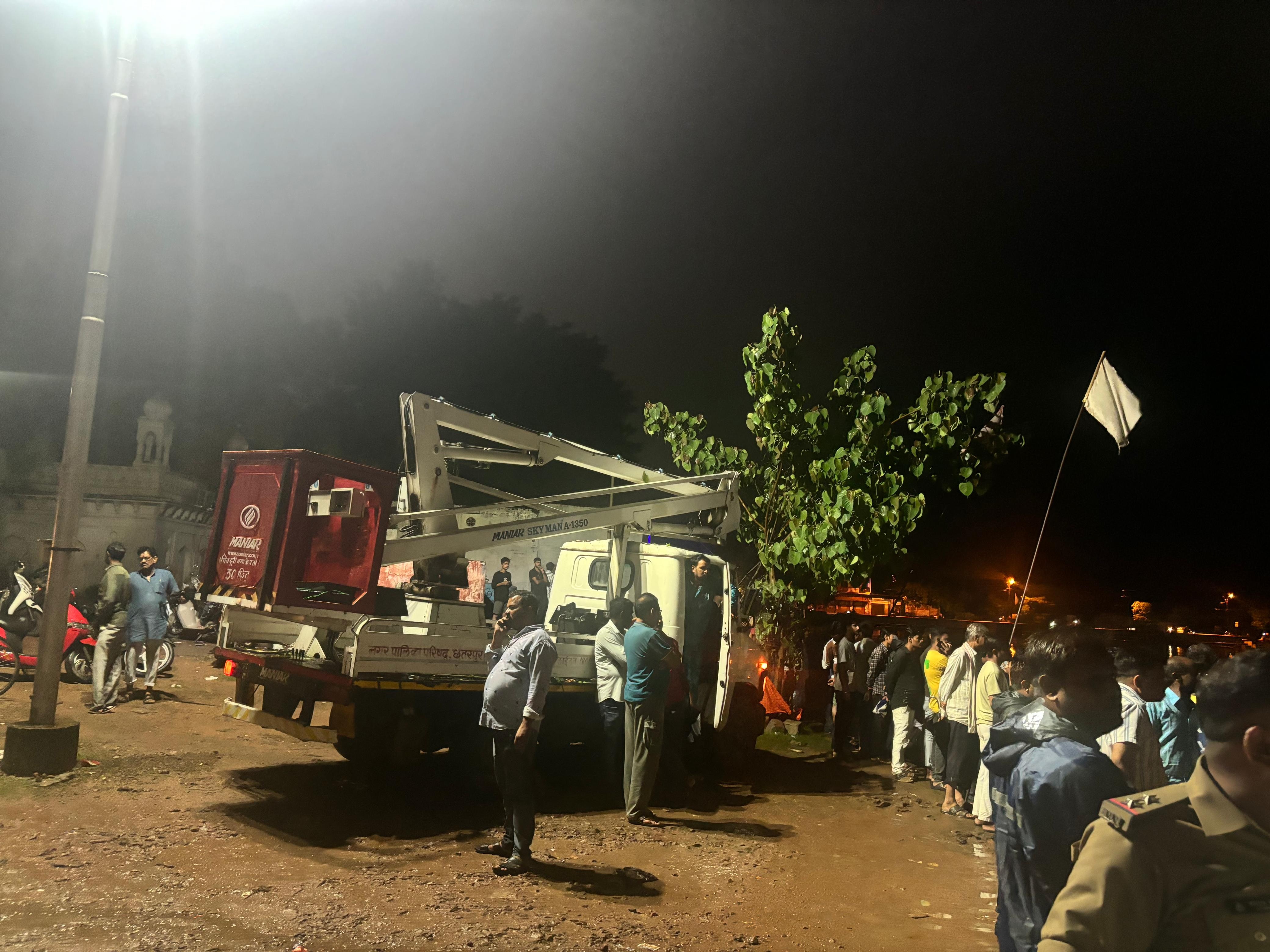 छतरपुर : रेस्क्यू ऑपरेशन में 52 लोगों का सुरक्षित पानी से बाहर निकाला