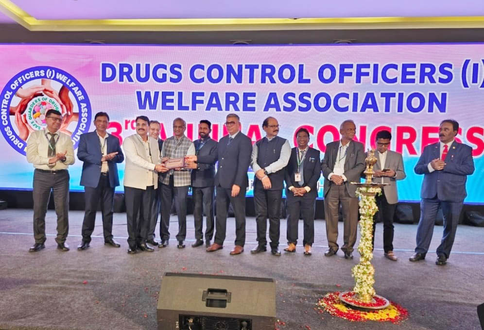 हैदराबाद में राष्ट्रीय स्तर पर आयोजित कार्यक्रम मेें सुरेश चौधरी को सम्मानित करते फार्मेक्सिल कंपनी के चेयरमैन निमित जोशी व अन्य। हैदराबाद में राष्ट्रीय स्तर पर आयोजित कार्यक्रम मेें सुरेश चौधरी को सम्मानित करते फार्मेक्सिल कंपनी के चेयरमैन निमित जोशी व अन्य।
