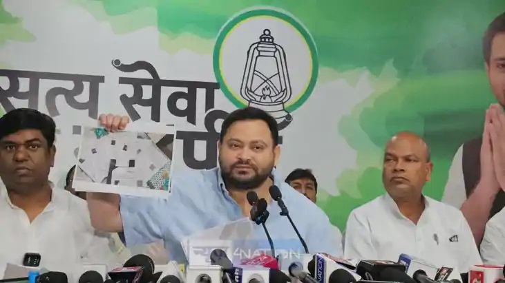 तेजसवी संवाददाता सममेलन में बात करते तेजसवी संवाददाता सममेलन में बात करते