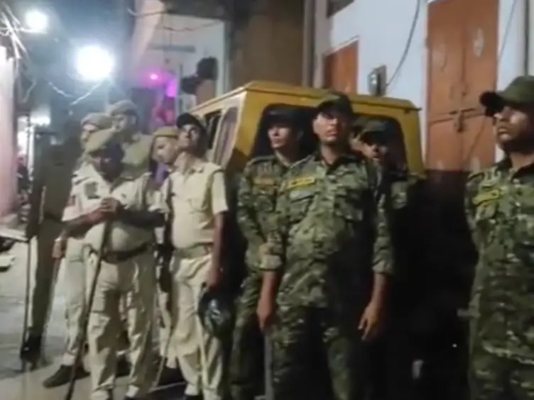 मामूली कहासुनी के बाद दो पक्षों में हुआ था जमकर पथराव मामूली कहासुनी के बाद दो पक्षों में हुआ था जमकर पथराव