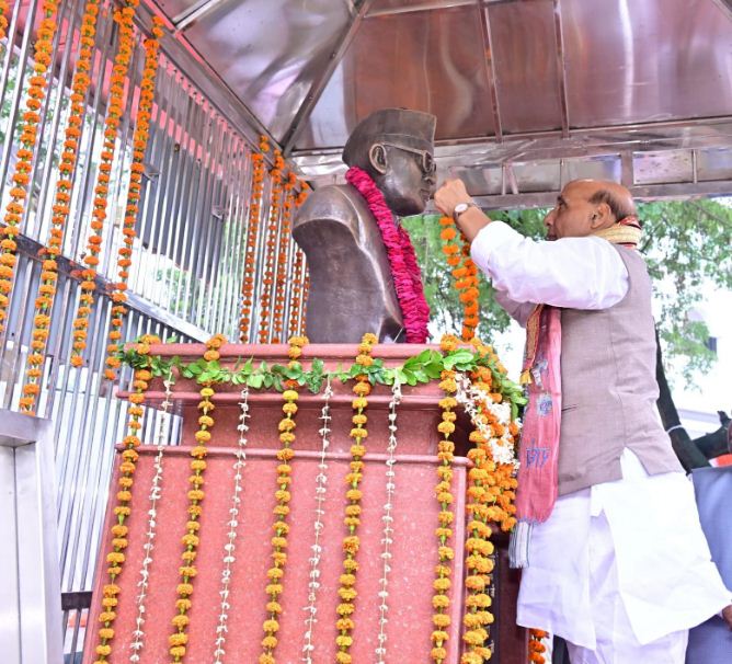 स्व. चन्द्रभानु गुप्त की प्रतिमा का अनावरण करते राजनाथ सिंह