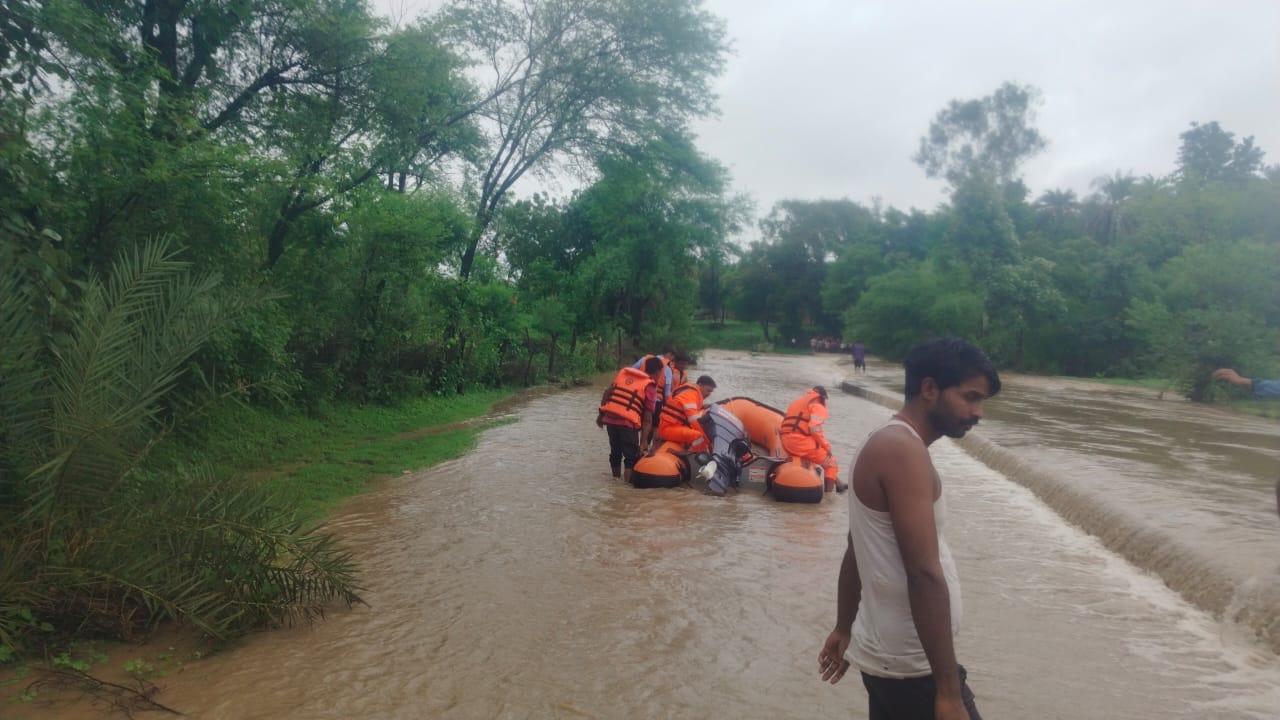 झमाझम बारिश से बिगड़े हालात : कई कॉलोनियों में भरा पानी, गंावों से संपर्क कटा, पुलिया बंद होने से सडक़ पर बह रहा पानी झमाझम बारिश से बिगड़े हालात : कई कॉलोनियों में भरा पानी, गंावों से संपर्क कटा, पुलिया बंद होने से सडक़ पर बह रहा पानी