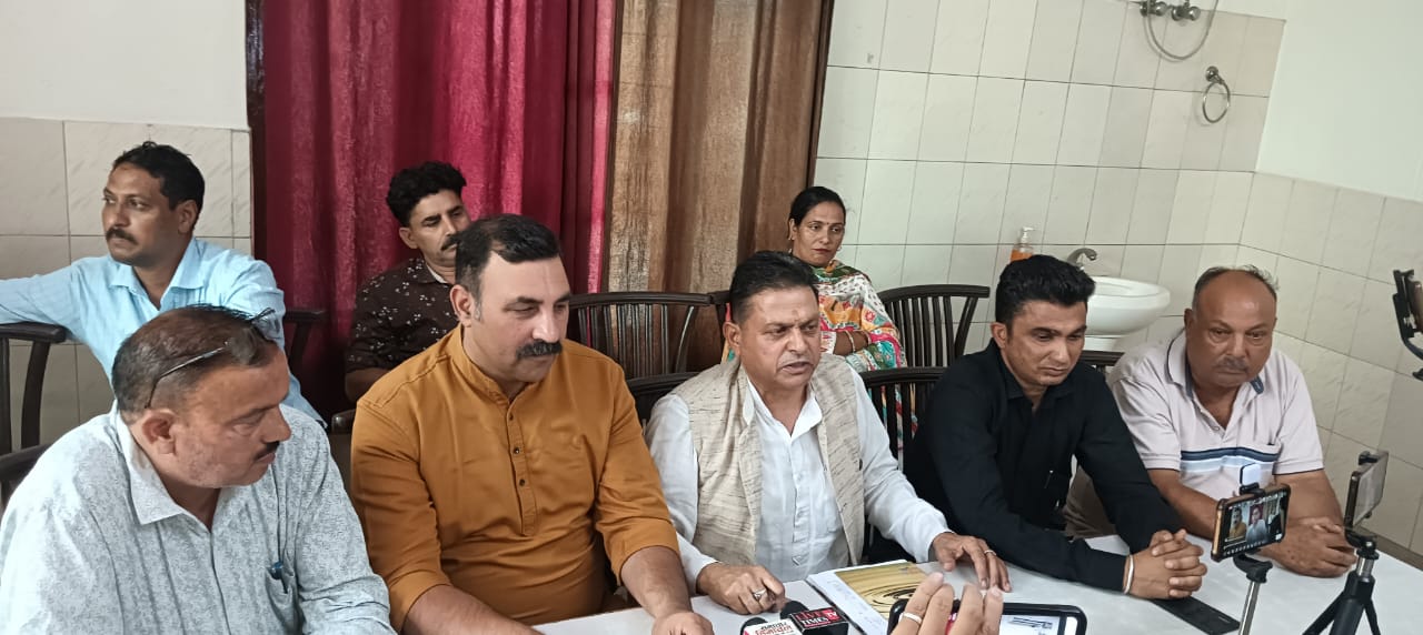 पत्रकार वार्ता को सम्बोधित करते हुए पूर्व विधायक अरुण कुमार। पत्रकार वार्ता को सम्बोधित करते हुए पूर्व विधायक अरुण कुमार।