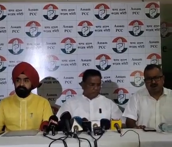 राजीव भवन में प्रेस कॉन्फ्रेंस में एआईसीसी मीडिया संयोजक चरण सिंह सापरा और पूर्व सांसद रिपुन बोरा। राजीव भवन में प्रेस कॉन्फ्रेंस में एआईसीसी मीडिया संयोजक चरण सिंह सापरा और पूर्व सांसद रिपुन बोरा।