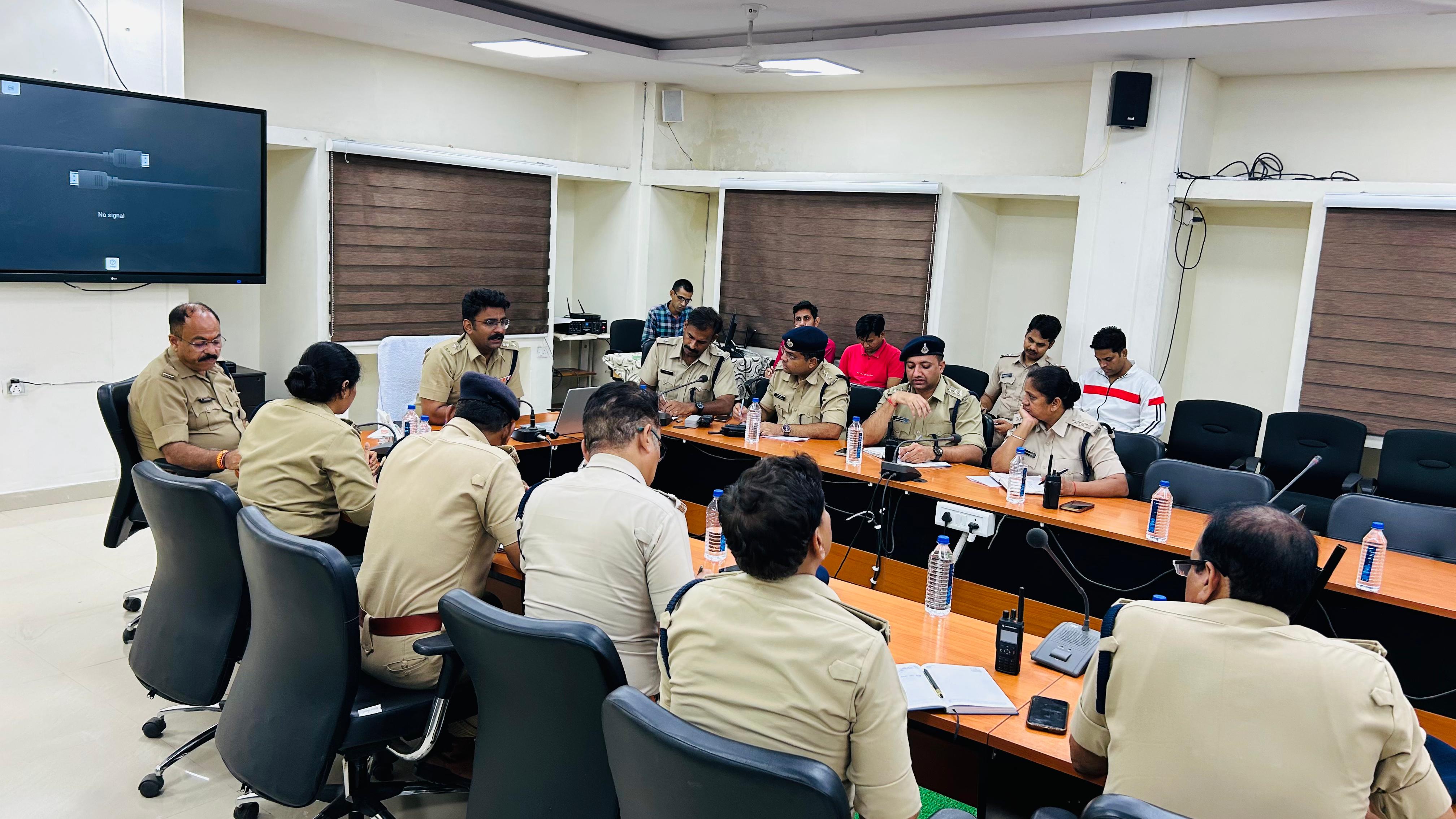 बाबा महाकाल की सवारी ओर कांवड़ यात्रा सुरक्षा पर पुलिस अधीक्षक ने ली बैठक बाबा महाकाल की सवारी ओर कांवड़ यात्रा सुरक्षा पर पुलिस अधीक्षक ने ली बैठक