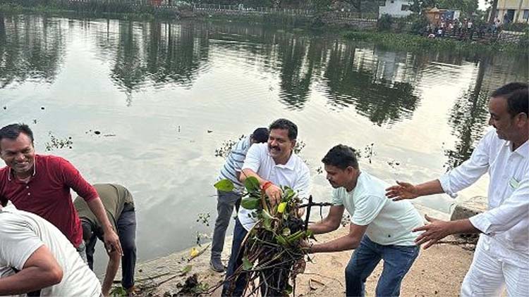 दर्री तालाब में सफाई अभियान दर्री तालाब में सफाई अभियान