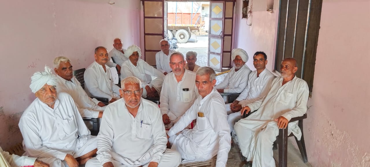 बैठक करते हुए कंडेला खाप के प्रतिनिधि। बैठक करते हुए कंडेला खाप के प्रतिनिधि।