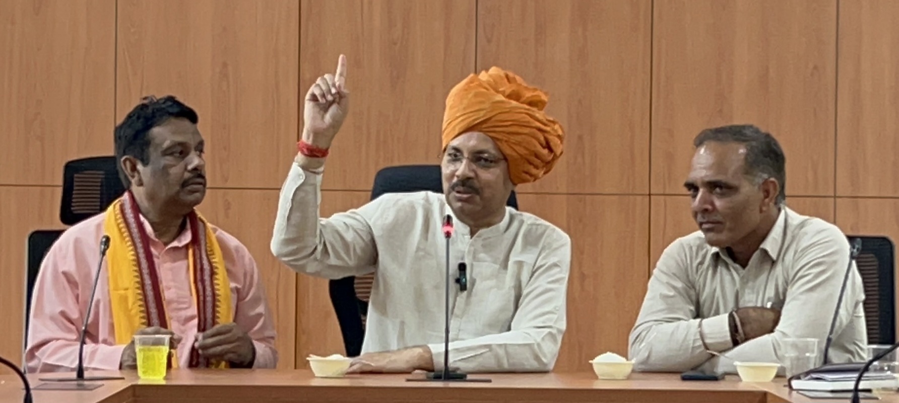 जन प्रतिनिधियों को संबोधित करते डॉ. वीरेंद्र सिंह चौहान।