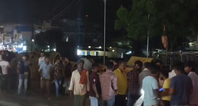 ट्रक ने स्कूटी सवार युवक काे मारी टक्कर ट्रक ने स्कूटी सवार युवक काे मारी टक्कर
