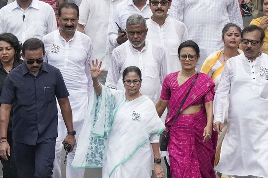 बंगालियों पर हो रहे हैं अत्याचार के विरोध में ममता बनर्जी उतरेंगी सड़क पर बंगालियों पर हो रहे हैं अत्याचार के विरोध में ममता बनर्जी उतरेंगी सड़क पर