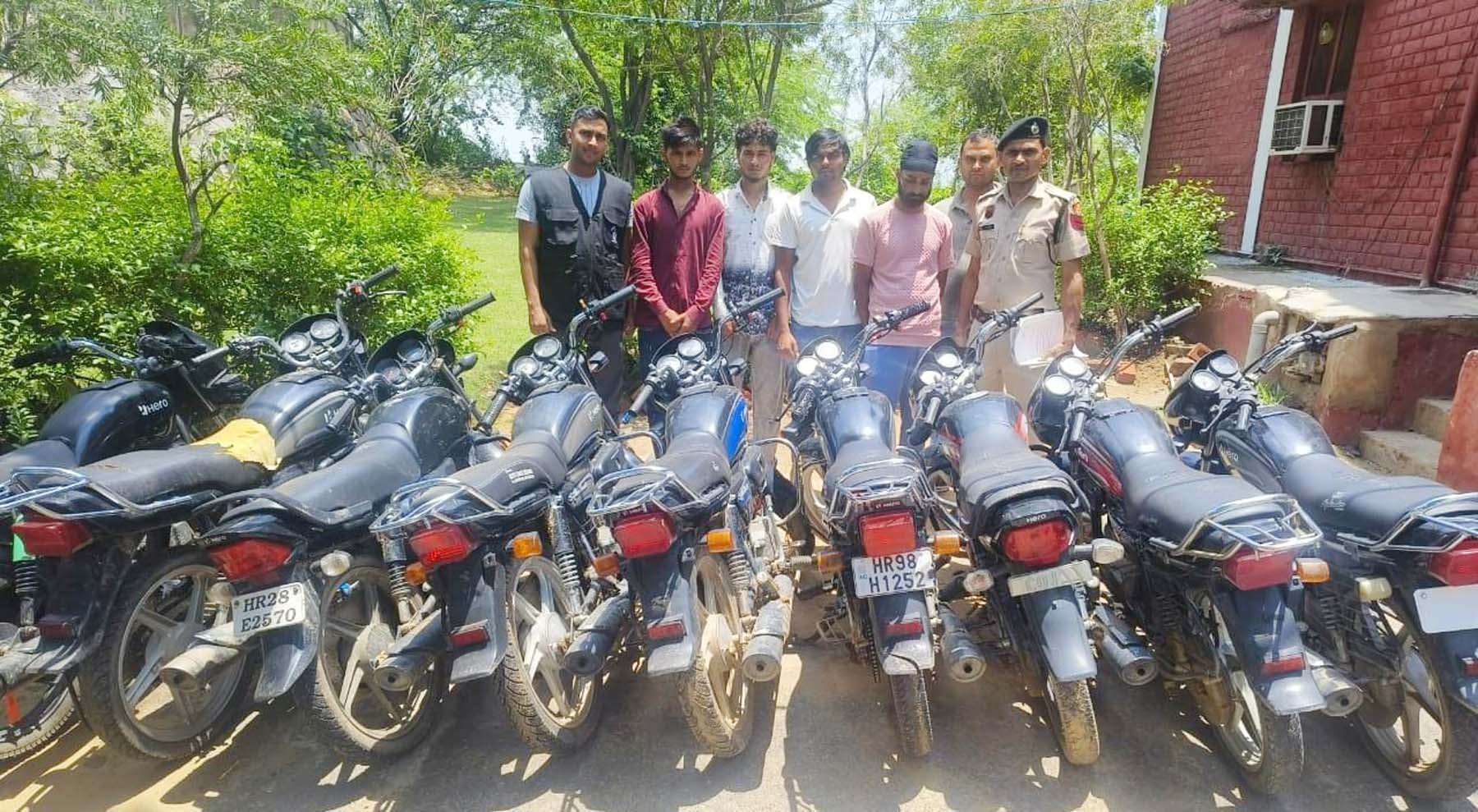 गुरुग्राम पुलिस की गिरफ्त में चोरी के आरोपी व उनसे बरामद बाइक। गुरुग्राम पुलिस की गिरफ्त में चोरी के आरोपी व उनसे बरामद बाइक।