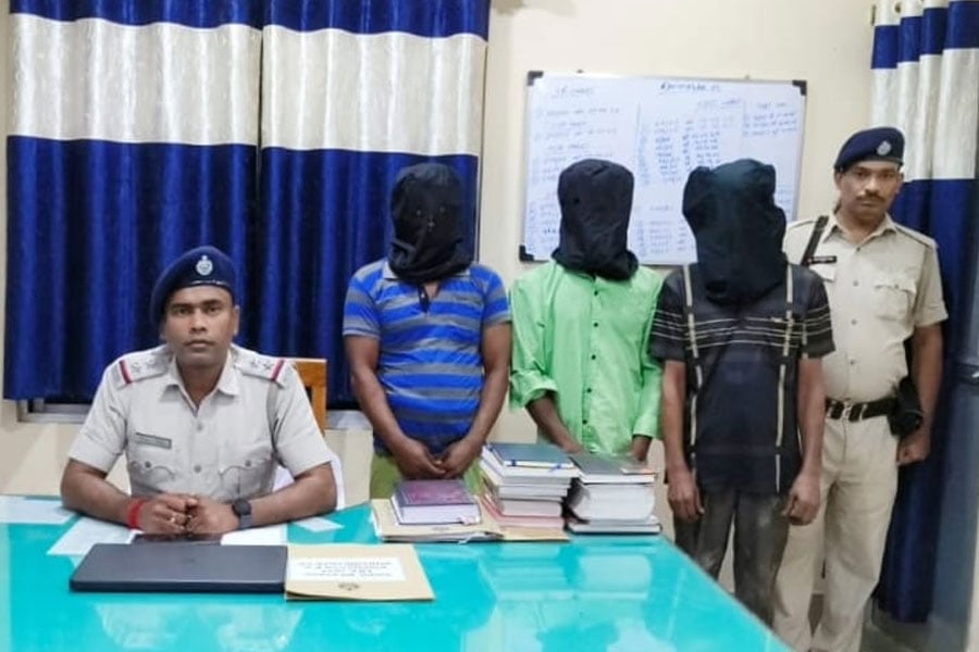 मुर्शिदाबाद में दो बांग्लादेशी नागरिकों सहित तीन गिरफ्तार मुर्शिदाबाद में दो बांग्लादेशी नागरिकों सहित तीन गिरफ्तार