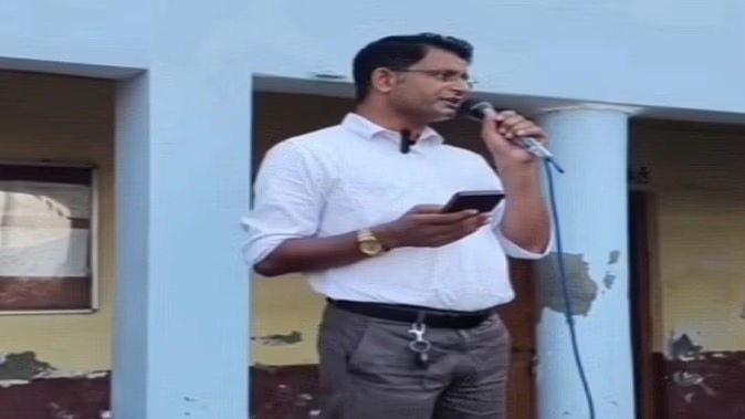 बच्चों को कविता सुनाते शिक्षक बच्चों को कविता सुनाते शिक्षक