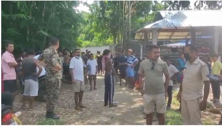 लापता व्यक्ति का शव बरामद होने पर गांव में पहुंची पुलिस लापता व्यक्ति का शव बरामद होने पर गांव में पहुंची पुलिस