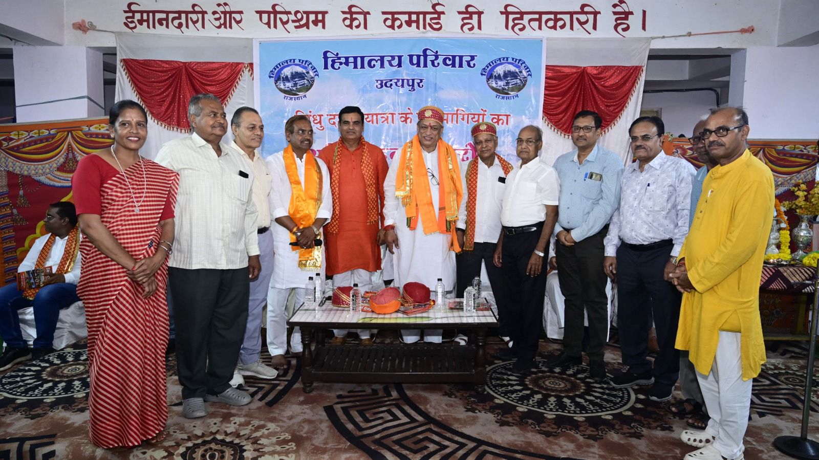 मंत्री जोराराम कुमावत सिंधु दर्शन तीर्थ यात्रियों का सम्मान करते हुए। मंत्री जोराराम कुमावत सिंधु दर्शन तीर्थ यात्रियों का सम्मान करते हुए।