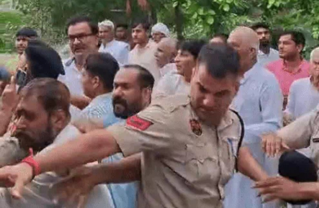 बापौली के आर्य समाज मंदिर में लोगों पर हमला कर रहे लोगों को समझाती पुलिस बापौली के आर्य समाज मंदिर में लोगों पर हमला कर रहे लोगों को समझाती पुलिस