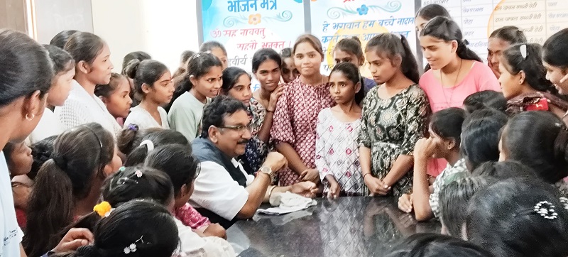 कन्या शिक्षा परिसर में छात्राओं को संबोधित कन्या शिक्षा परिसर में छात्राओं को संबोधित