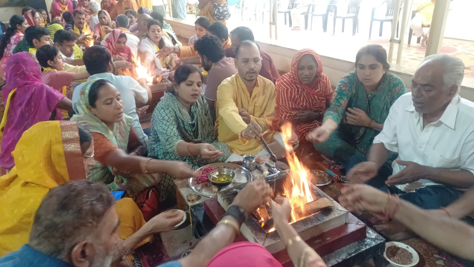 गोविंद देवजी मंदिर में पंच कुंडीय शिव गायत्री महायज्ञ में आहुतियां अर्पित करने उमड़े श्रद्धालु गोविंद देवजी मंदिर में पंच कुंडीय शिव गायत्री महायज्ञ में आहुतियां अर्पित करने उमड़े श्रद्धालु