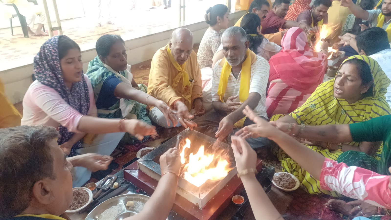 गोविंद देवजी मंदिर में पंच कुंडीय शिव गायत्री महायज्ञ में आहुतियां अर्पित करने उमड़े श्रद्धालु गोविंद देवजी मंदिर में पंच कुंडीय शिव गायत्री महायज्ञ में आहुतियां अर्पित करने उमड़े श्रद्धालु