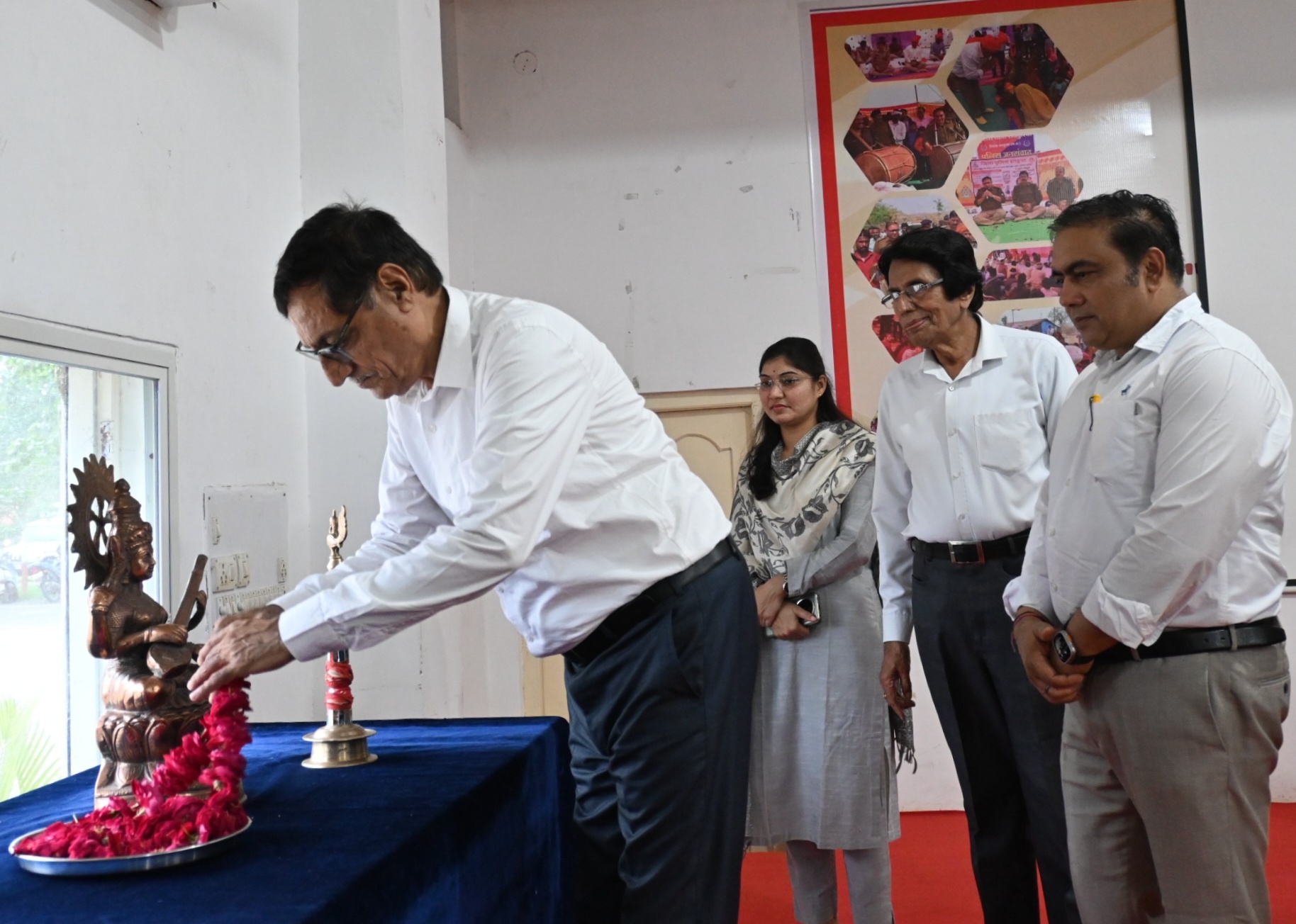 अतिथि ने माल्यार्पण किया अतिथि ने माल्यार्पण किया