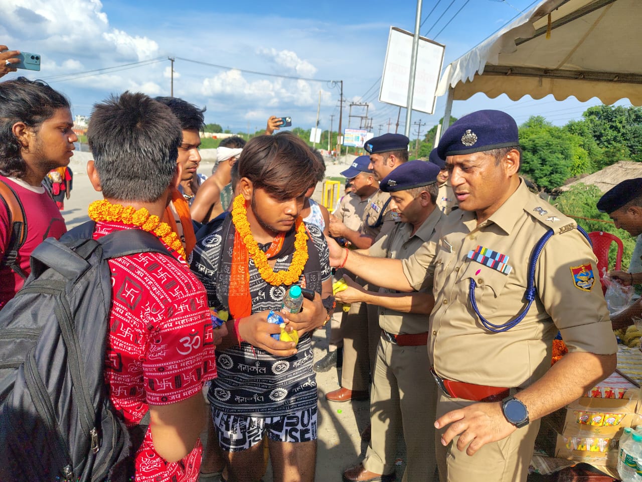 कांवड़ियों पर पुष्प वर्षा करते हुए कांवड़ियों पर पुष्प वर्षा करते हुए
