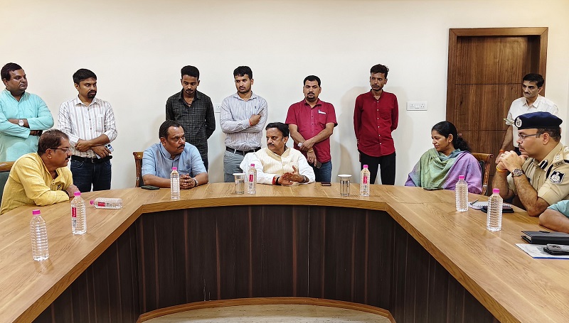 सर्किट हाउस रीवा में जल भराव से प्रभावित व्यक्तियों के सर्वे के संबंध में अधिकारियों से चर्चा सर्किट हाउस रीवा में जल भराव से प्रभावित व्यक्तियों के सर्वे के संबंध में अधिकारियों से चर्चा