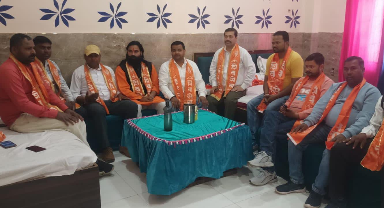 शिवसेना शिंदे गुट की एक बैठक में उपस्थित पदाधिकारी।