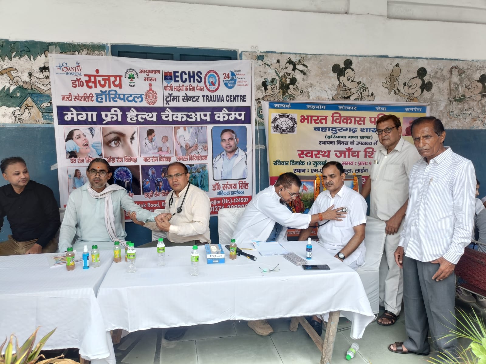 भारत विकास परिषद की स्थापना दिवस पर नागरिकों की स्वास्थ्य जांच करते डॉक्टर। भारत विकास परिषद की स्थापना दिवस पर नागरिकों की स्वास्थ्य जांच करते डॉक्टर।