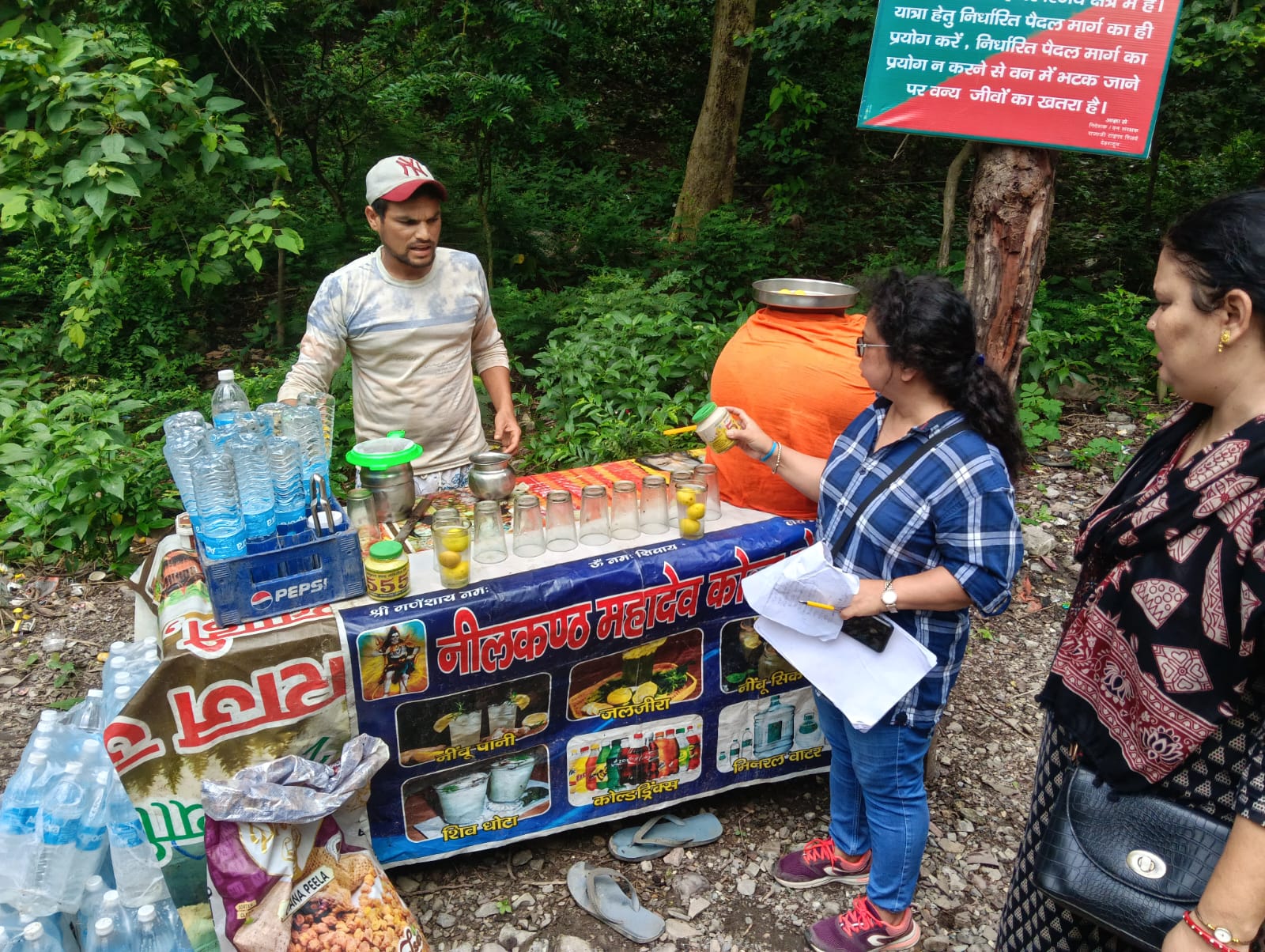 लक्ष्मण झूला में खाद्य सुरक्षा की टीम दुकानों को निरीक्षण करते हुए लक्ष्मण झूला में खाद्य सुरक्षा की टीम दुकानों को निरीक्षण करते हुए