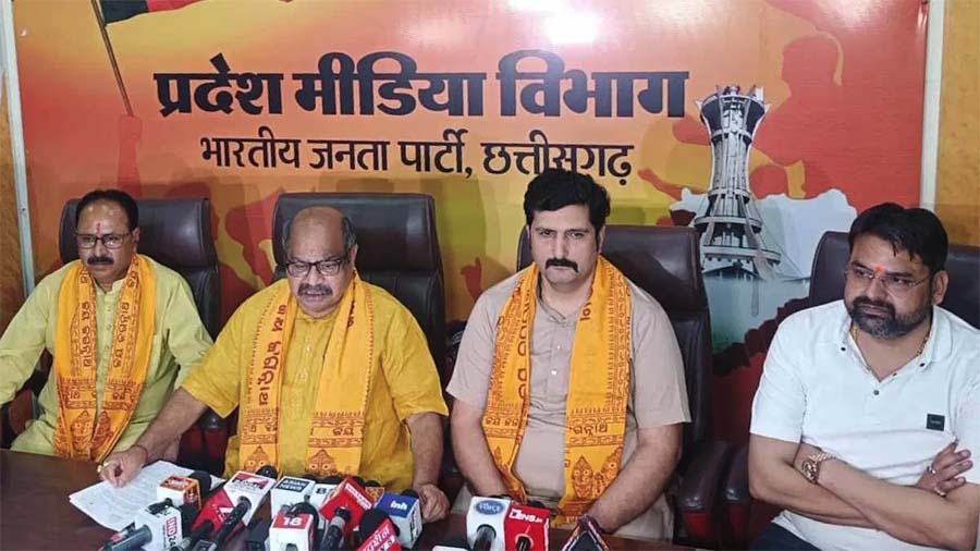 भाजपा विधायक पुरंदर मिश्रा पत्रकाराें से चर्चा करते हुए भाजपा विधायक पुरंदर मिश्रा पत्रकाराें से चर्चा करते हुए