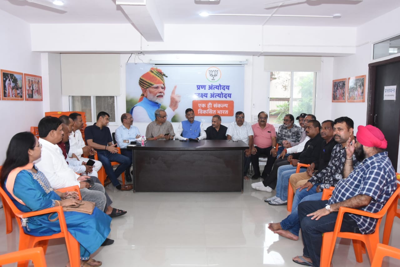 केंद्रीय रक्षा राज्य मंत्री सहित अन्य लोग केंद्रीय रक्षा राज्य मंत्री सहित अन्य लोग