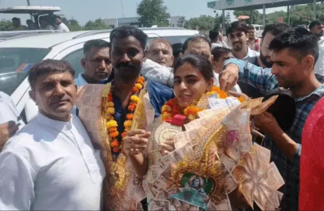 टोल प्लाजा पर नीतू जागलान और दलजीत सिंह जागलान का स्वागत करते गांववासी। टोल प्लाजा पर नीतू जागलान और दलजीत सिंह जागलान का स्वागत करते गांववासी।