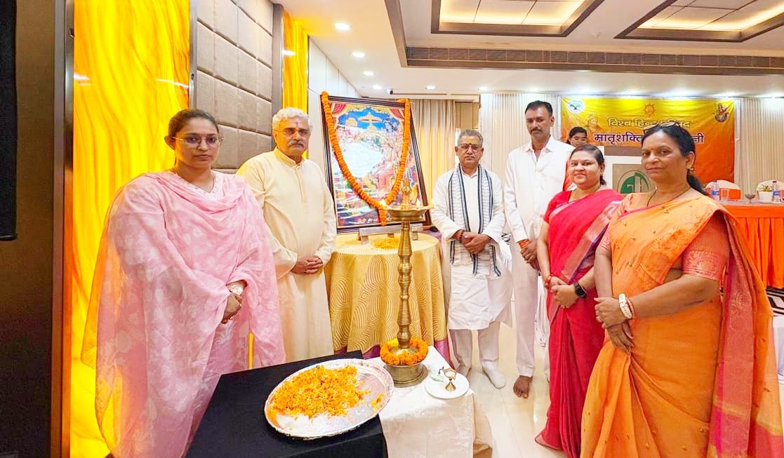 बैठक की शुभारंभ करते बैठक की शुभारंभ करते