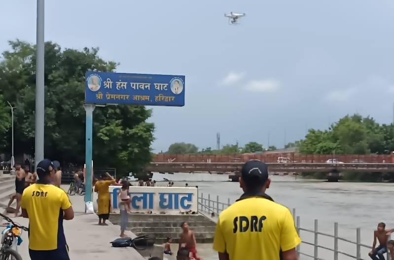 ड्रोन के माध्यम से कांवड़ियों पर नजर रख रही है एसडीआरएफ टीम ड्रोन के माध्यम से कांवड़ियों पर नजर रख रही है एसडीआरएफ टीम