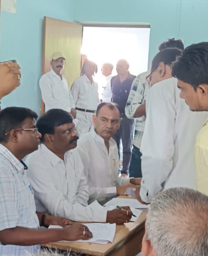 अपर मुख्य सचिव से मिलते शिक्षक अपर मुख्य सचिव से मिलते शिक्षक