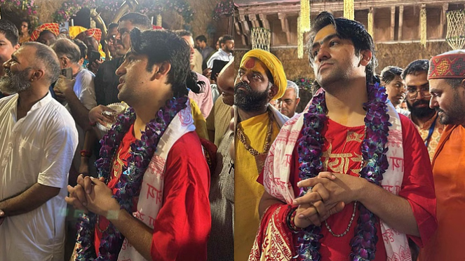 ठाकुरजी के दर्शन करते हुए पंडित धीरेनद्र् शास्त्री ठाकुरजी के दर्शन करते हुए पंडित धीरेनद्र् शास्त्री