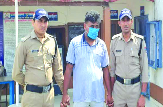 पुलिस गिरफ्त में आरोपित पुलिस गिरफ्त में आरोपित