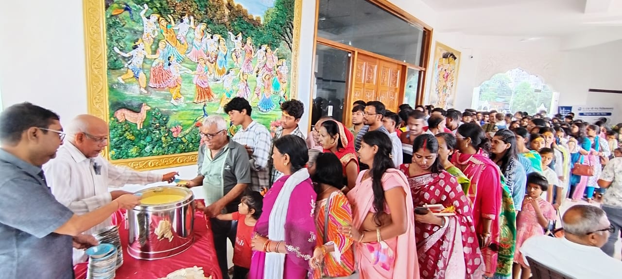 श्रद्धालुओं के बीच महाप्रसाद वितरण की तस्वीर श्रद्धालुओं के बीच महाप्रसाद वितरण की तस्वीर