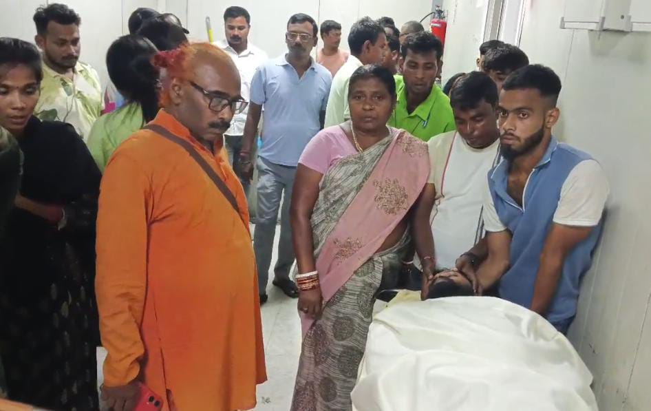 अस्पताल में इलाज कराने पहुंचे आशीष मंडल अस्पताल में इलाज कराने पहुंचे आशीष मंडल