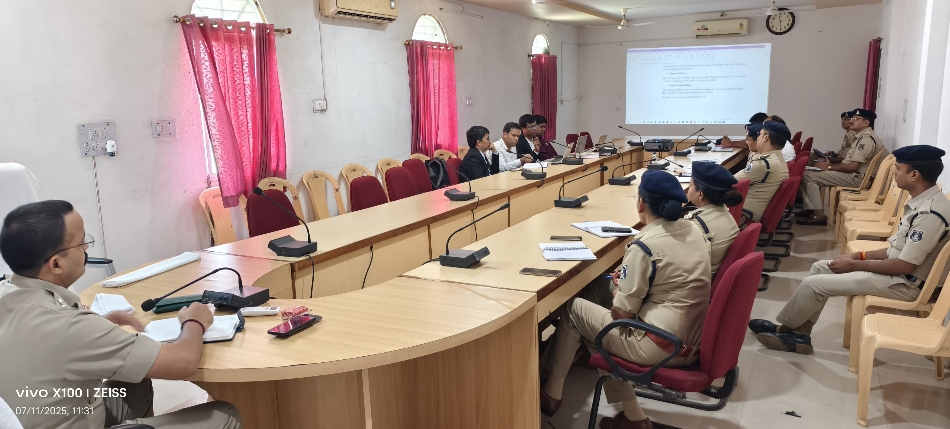 एसपी कार्यालय में आयोजित कार्यशाला में उपस्थित पुलिस अधिकारी और विशेषज्ञ।