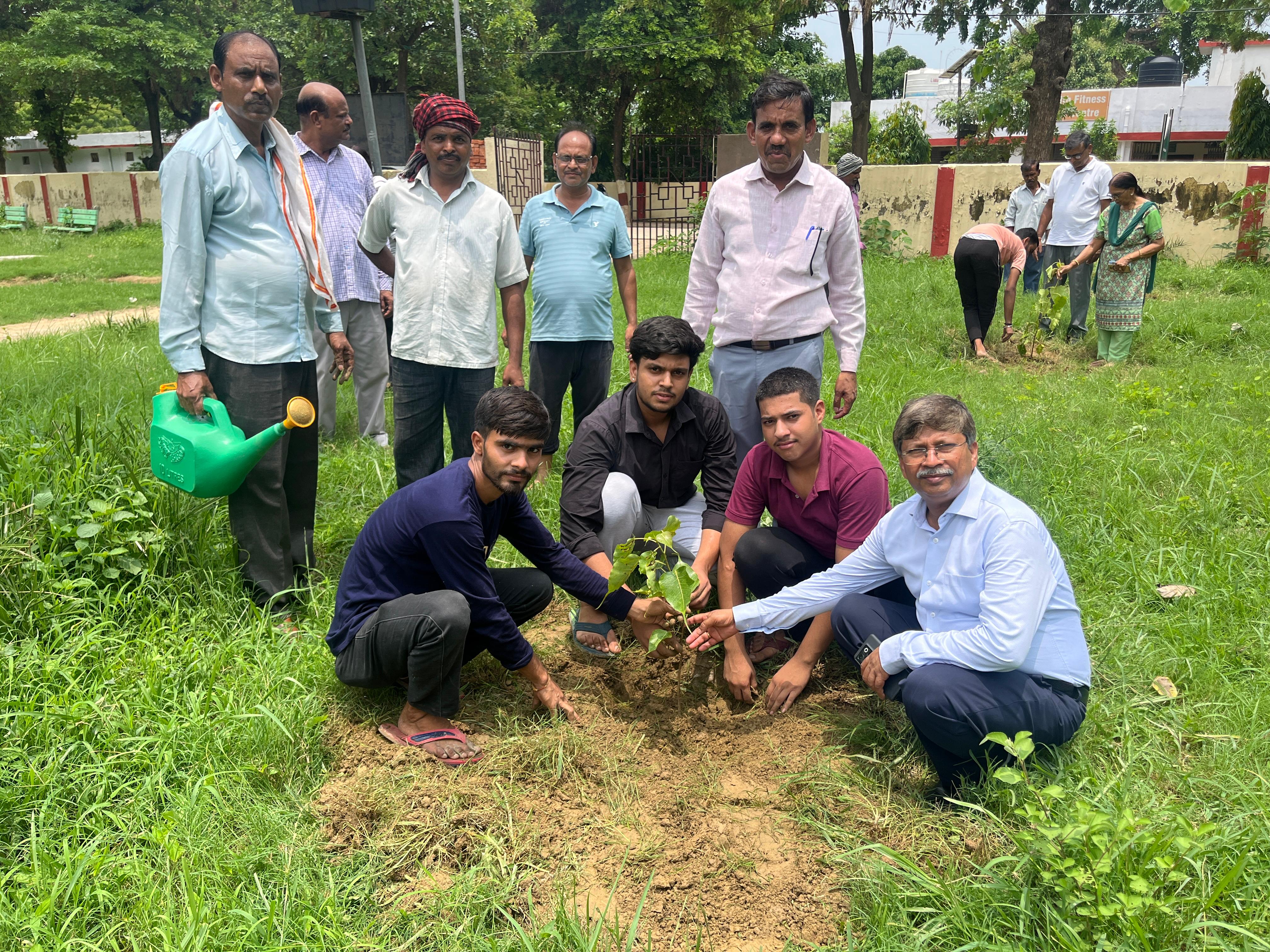 अधिष्ठाता छात्र कल्याण डॉ मुनीश विश्वविद्यालय परिसर में वृक्षारोपण करते हुए अधिष्ठाता छात्र कल्याण डॉ मुनीश विश्वविद्यालय परिसर में वृक्षारोपण करते हुए