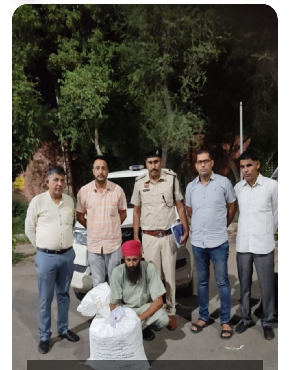 चूरापोस्त के साथ पकड़ा गया आरोपी। चूरापोस्त के साथ पकड़ा गया आरोपी।