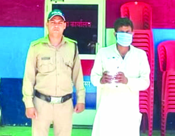 पुलिस गिरफ्त में आरोपित पुलिस गिरफ्त में आरोपित