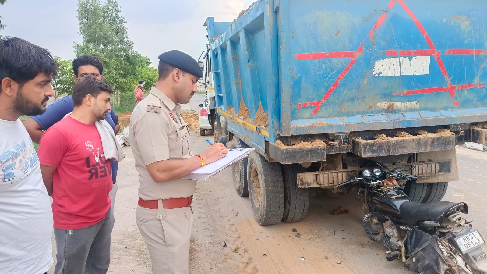 मौके पर पहुंचकर जांच करते हुए जुलाना पुलिस। मौके पर पहुंचकर जांच करते हुए जुलाना पुलिस।